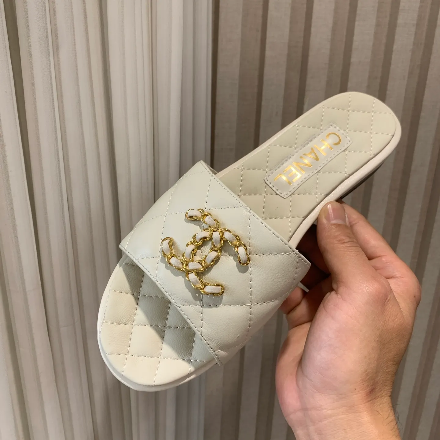 👟👟Ex-factory price 500👟👟 🍀Chanel Xiaoxiang 25ss new lazy double C-buckle slippers. Versatile, slimming and elegant slippers. A slipper with great appearance. It looks great with any combination! Lazy slippers are worth recommending. Calfskin upper, mixed sheepskin lining, Italian genuine leather outsole. Size: 35-41 (40 and 41 customized, non-refundable) 👉